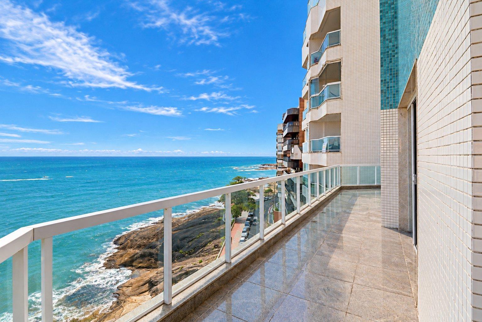 Cobertura de 4 quartos + DCE à venda, de frente para o mar na Praia das Virtudes Centro de Guarapari - ES