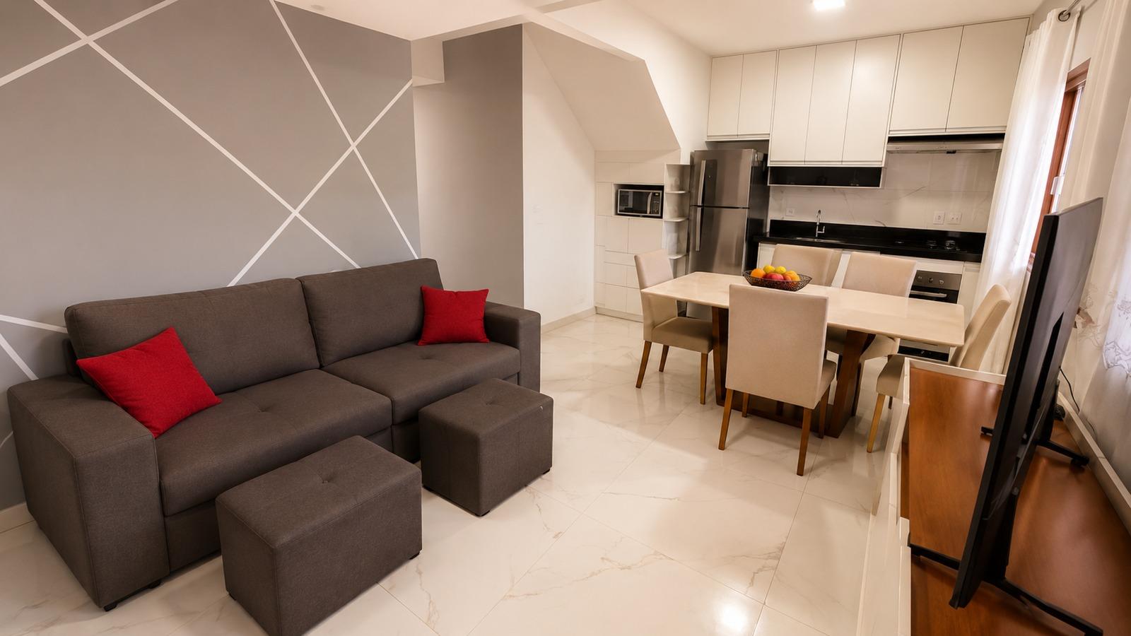 Casa Duplex com 4 Quartos, 2 Suítes, Varanda Gourmet e Amplo Quintal