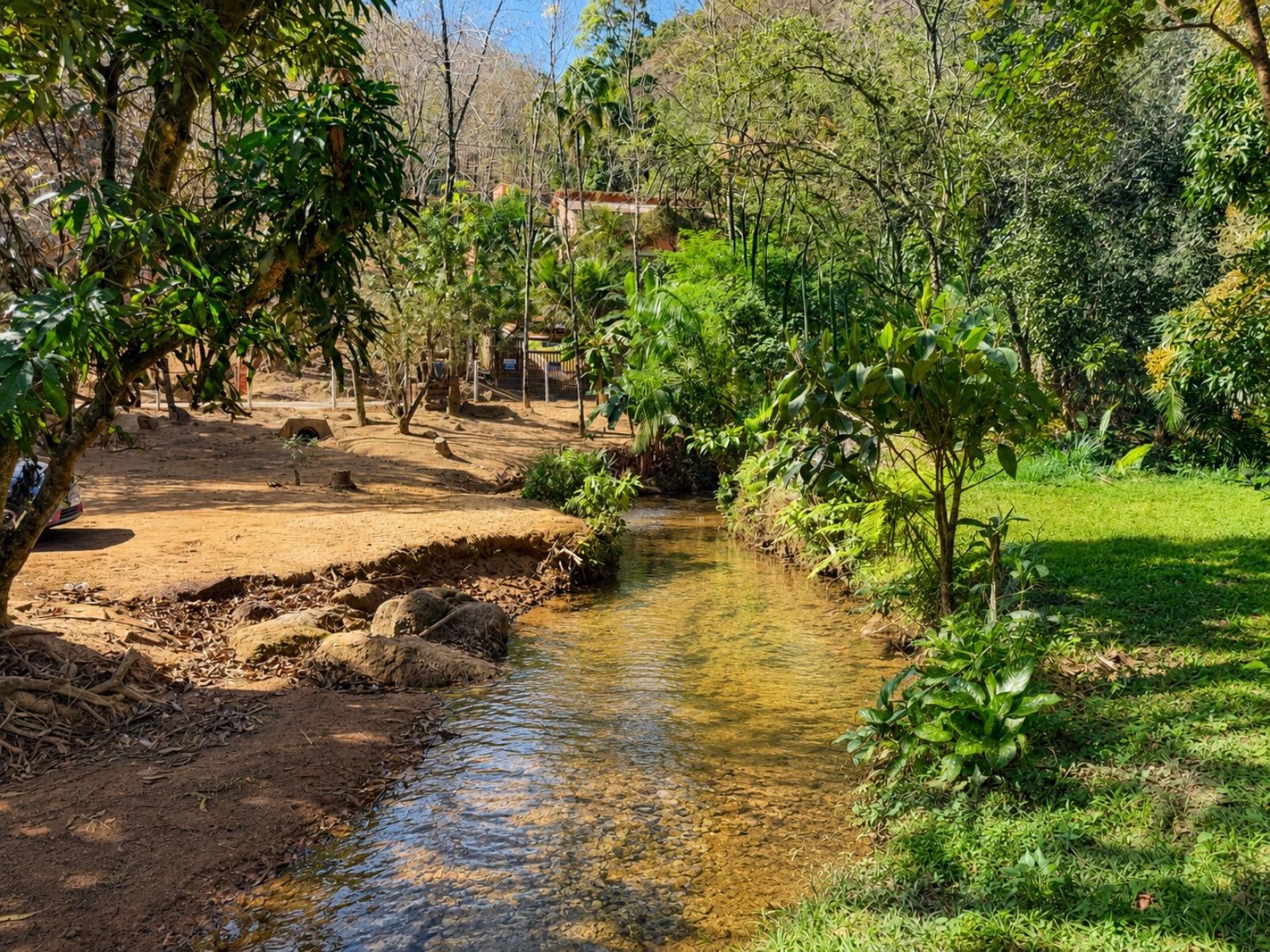 Terreno com Rio na Rota da Ferradura em Buenos Aires Guarapari com 2.708 m² de área
