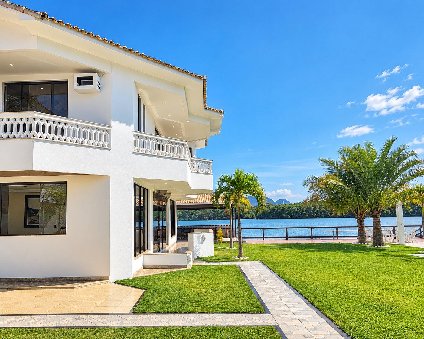 Casa com 4 suítes a venda, no canal de Guarapari, numa área de 1.000m² com deck para embarcação