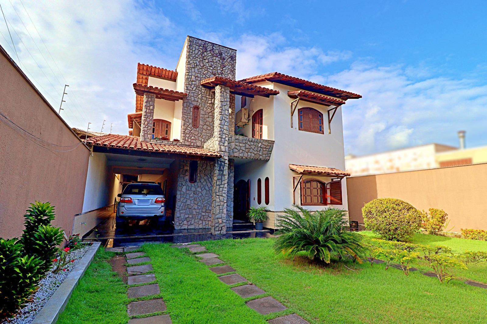 Casa Duplex à venda, 5 quartos, lazer completo, 2 suítes, 3 salas, a poucos minutos da orla em Guarapari - ES