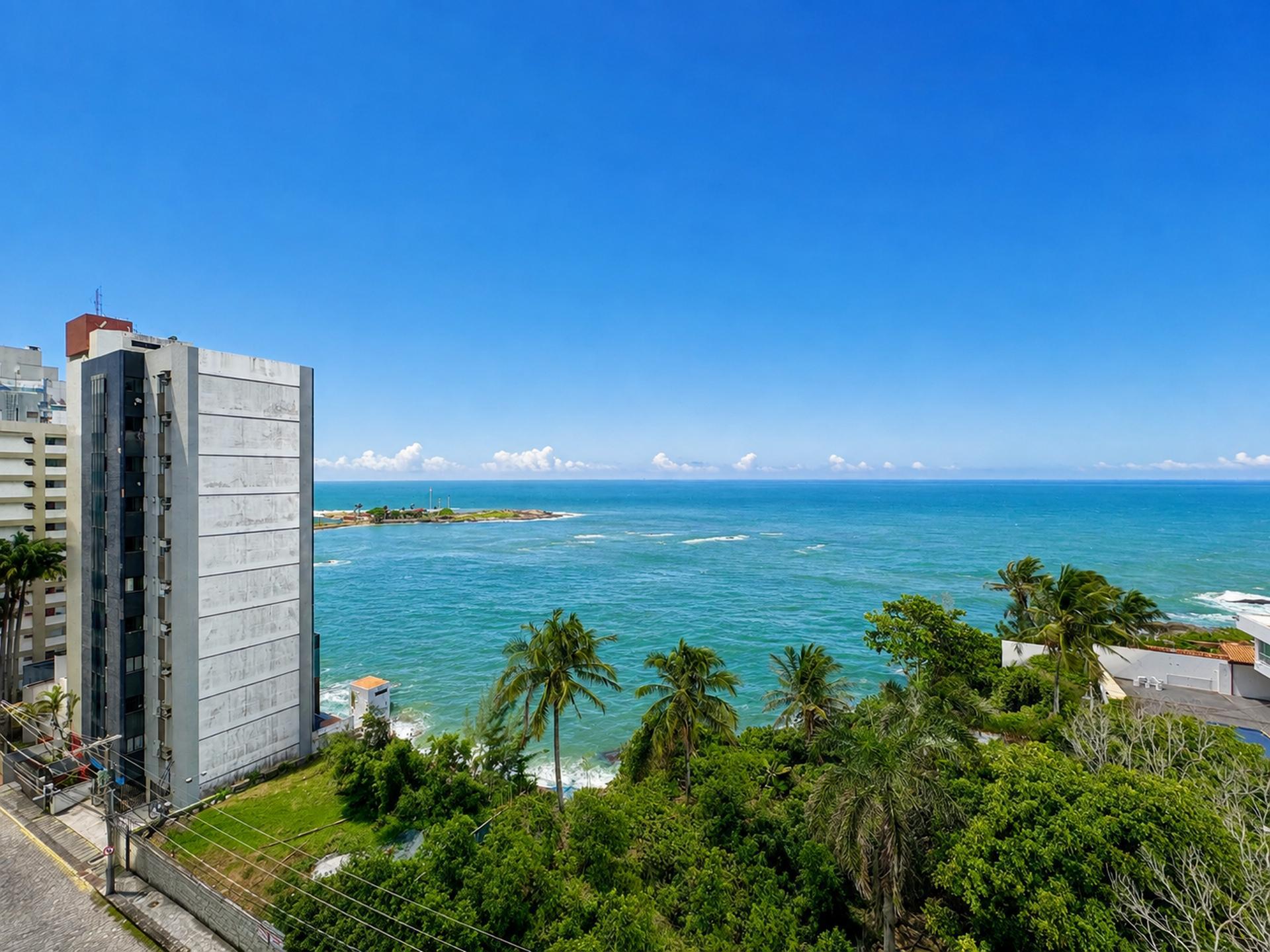 Apartamento Novo e Mobiliado com Vista para o Mar – 2 Quartos, 2 Vagas | Centro