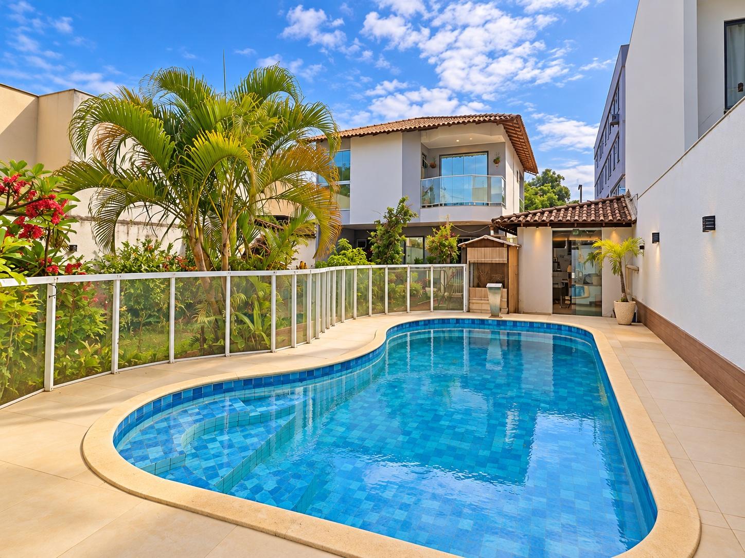 Casa à venda em Guarapari-ES, Praia do Morro. 3 quartos, 3 suítes, 1 sala, 4 banheiros, 4 vagas